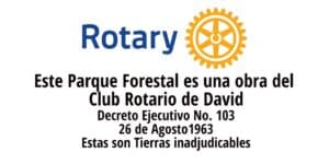 Letrero: Este parque forestal es una obra del Club Rotario de David. Decreto Ejecutivo 103 de 1963. Estas tierras son inadjudicables.