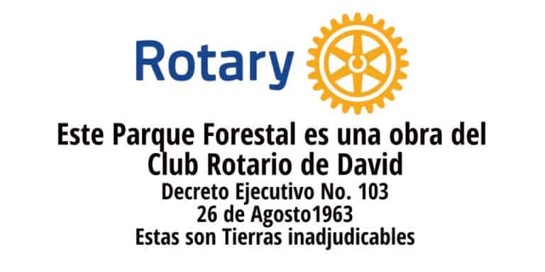 Letrero: Este parque forestal es una obra del Club Rotario de David. Decreto Ejecutivo 103 de 1963. Estas tierras son inadjudicables.